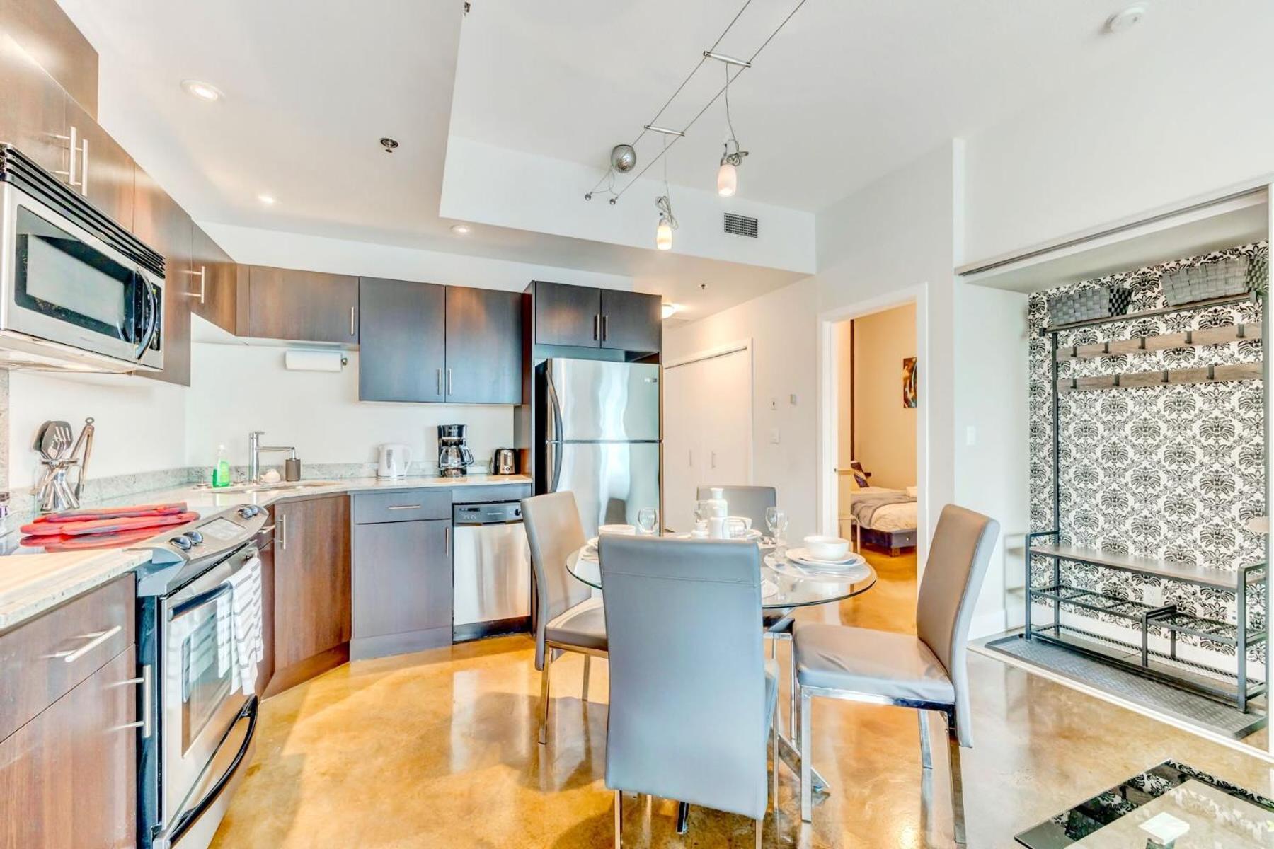 Luxury 2Br Condo - King Bed - Stunning City Views คาลการี ภายนอก รูปภาพ