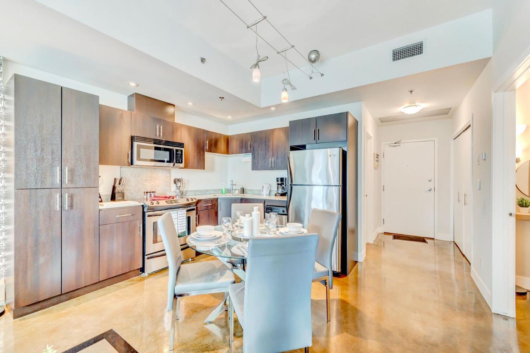Luxury 2Br Condo - King Bed - Stunning City Views คาลการี ภายนอก รูปภาพ
