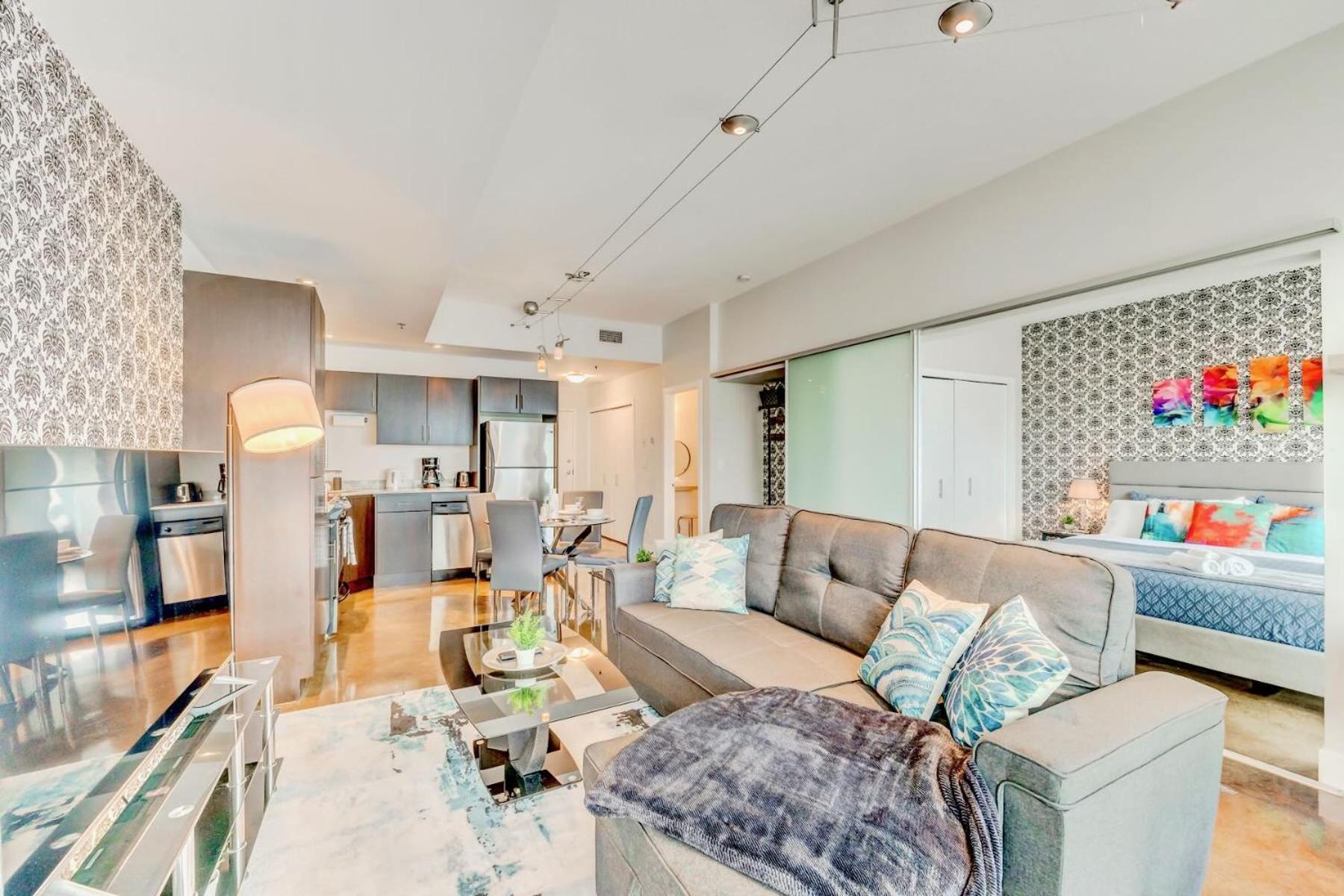 Luxury 2Br Condo - King Bed - Stunning City Views คาลการี ภายนอก รูปภาพ