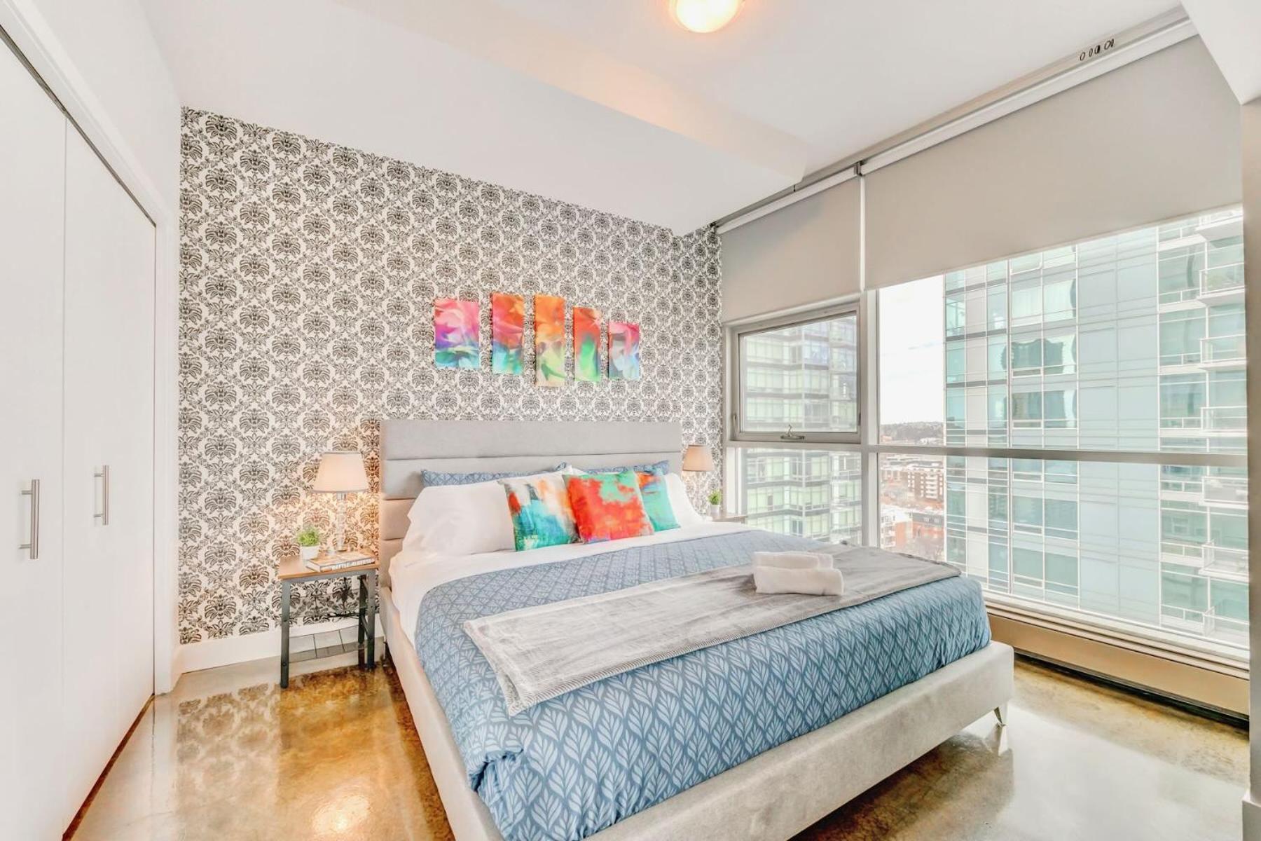 Luxury 2Br Condo - King Bed - Stunning City Views คาลการี ภายนอก รูปภาพ